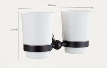 2 witte bekers met olie bronzen muurhouder