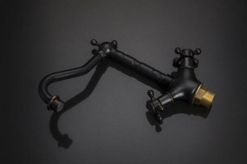 Klassieke olie brons wastafel kraan welke ook geschikt is als keukenkraan