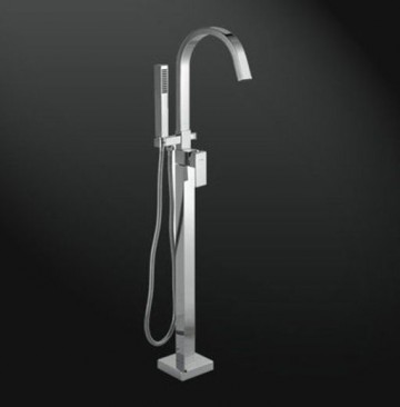 Vrijstaande badkraan met vierkant design.