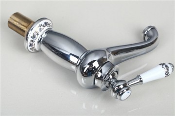 Elegante chroom kleurige wastafelkraan met witte(keramiek) elementen afgewerkt