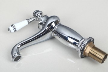 Elegante chroom kleurige wastafelkraan met witte(keramiek) elementen afgewerkt