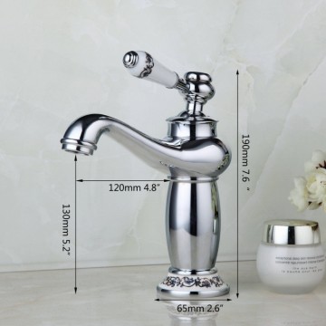 Elegante chroom kleurige wastafelkraan met witte(keramiek) elementen afgewerkt