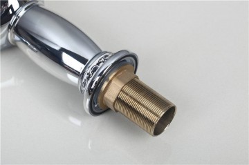 Elegante chroom kleurige wastafelkraan met witte(keramiek) elementen afgewerkt