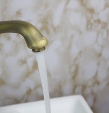 Mooie nostalgische bronzen wastafelkraan Antiek look