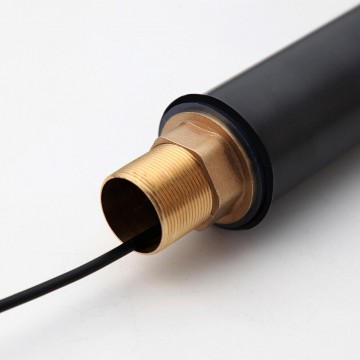 Aansluiting draadbuis zwarte sensorkraan