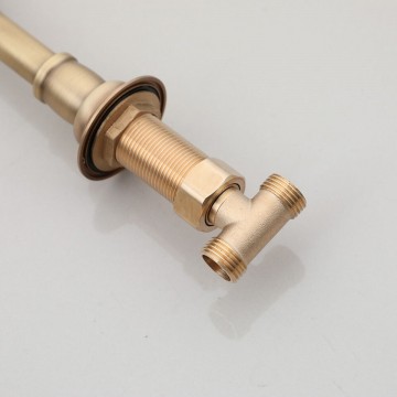 Aansluiting landelijke bronskleurige wastafelkraan