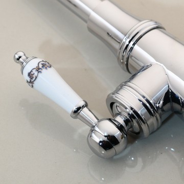 Aardewerk handvat aan chroom kraan