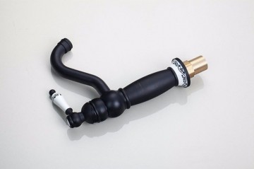 Nostalgische Olie bronzen wastafelkraan klassieke uitvoering met wit keramiek afgewerkte hendel