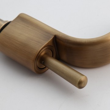 Badkamer bronskleurige wastafelkraan nostalgisch