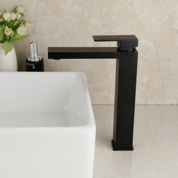 Badkamer kraan in de zwarte kleur