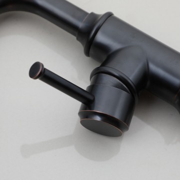 Bediening olie bronskleurige wastafelkraan