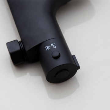 Bedieningsknop zwarte thermostatische badkraan met glijstang