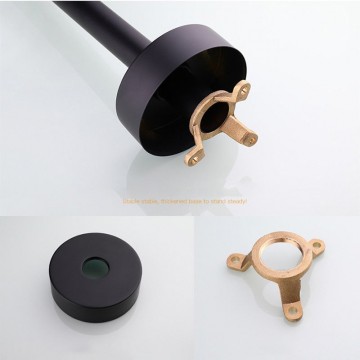 zwarte vrijstaande kraan voor bad