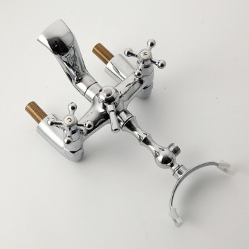 Boven aanzicht chroom badkraan