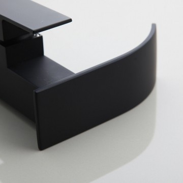 Boven aanzicht zwarte waterval kraan