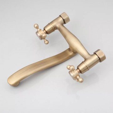 Bovenaanzicht bronskleurige nostalgische muurkraan