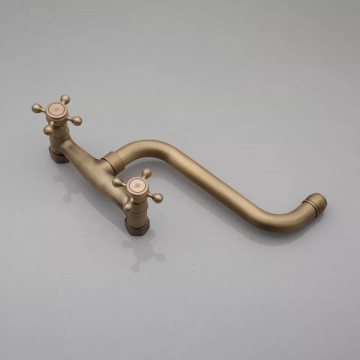 Bovenaanzicht nostalgische muurkraan bronskleurig