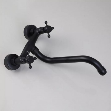 Bovenaanzicht zwarte muurkraan met lange uitloop