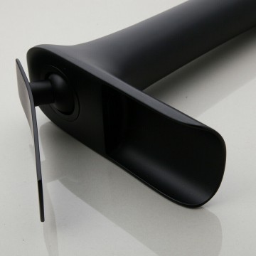 Brede uitloop hoge zwarte watervalkraan