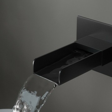 Brede zwarte waterval uitloop