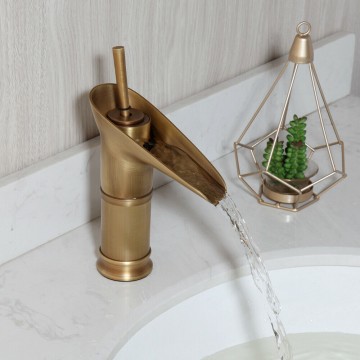 Brons waterval kraan