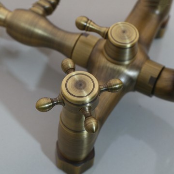 Bronskleurige badkraan hendels