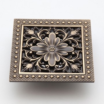 Bronskleurige doucheput badkamer bloemdesign