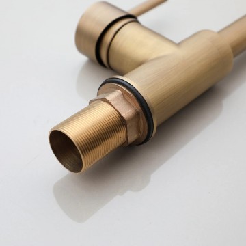 Bronskleurige keukenkraan draadbuis