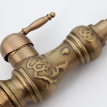 Bronskleurige keukenkraan mooi