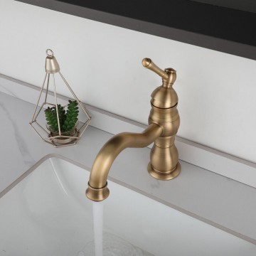Bronskleurige wastafel mengkraan