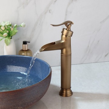 Bronskleurige waterval kraan landelijk