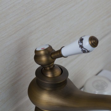 Bronzen wastafelkraan