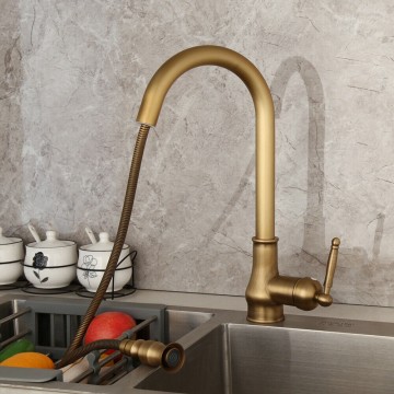Bronzen keukenkraan met uittrekbare sproeikop