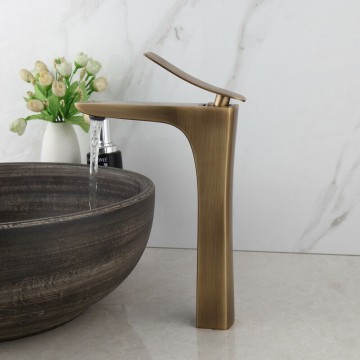 Bronzen mengkraan hoog model