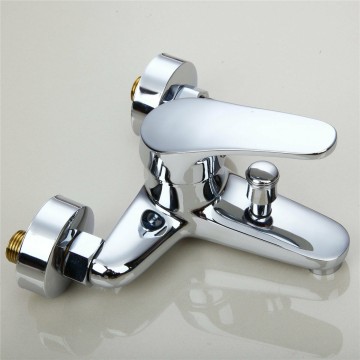 Chroom badkraan met fraaie handdouche