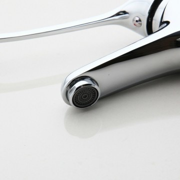 Chroom uitloop van de mengkraan