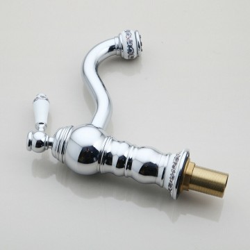 Chroom wastafelkraan met witte elementen