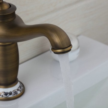 Bronzen wastafelkraan