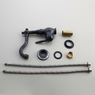 Complete set van de donker gewreven wastafelkraan