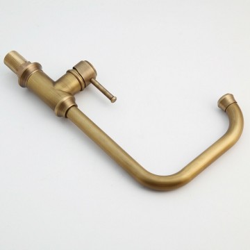 Degelijk uitziende  wastafelkraan in het brons