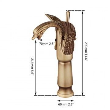 Details bronskleurige hoge mengkraan in de vorm van een zwaan