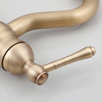 Details bronskleurige wastafel kraan