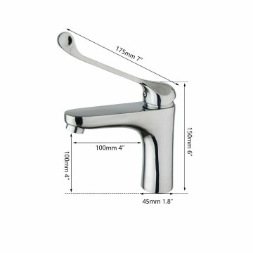 Details chroom kraan met elleboog bediening