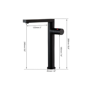 Details hoge zwarte kraan