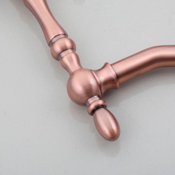 Details koperkleurige mengkraan