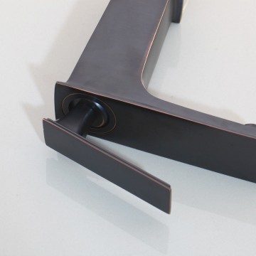 Donkere wastafel kraan