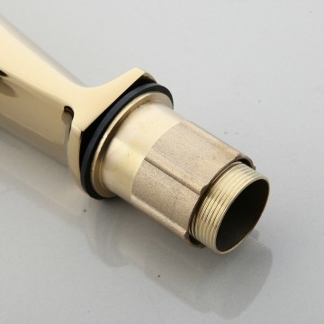 Draadbuis gouden wastafelkraan voor uw badkamer