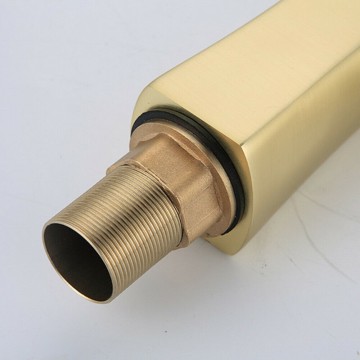 Draadbuis mat gouden kraan