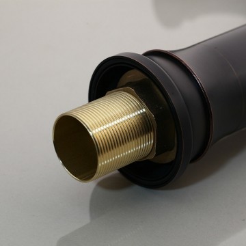 Draadbuis van de wastafelkraan