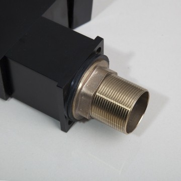 Draadbuis van zwarte mengkraan